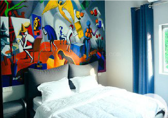 色达对于酒店的墙体彩绘而言更注重哪些方面？